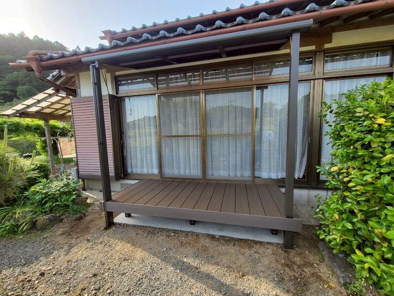 【ウッドデッキ+テラス屋根】雨の日も快適！洗濯物干しスペースを兼ねた広々デッキ（熊本県山鹿市）
